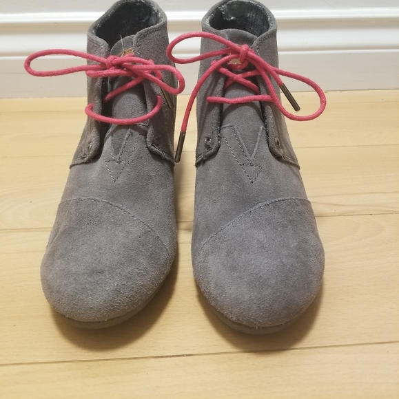 BRAND NEW TOMS purple wedges w/ pink laces Size 7 - Picture 2 of 5